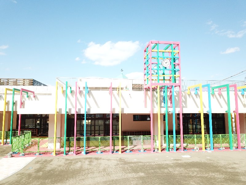 園庭より正面の画像